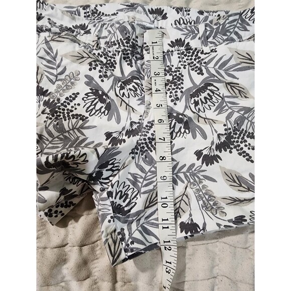 Old Navy Pixie Casual Shorts Women's Size 10 Floral Leaves Print Ivory Gray - Picture 3 of 6